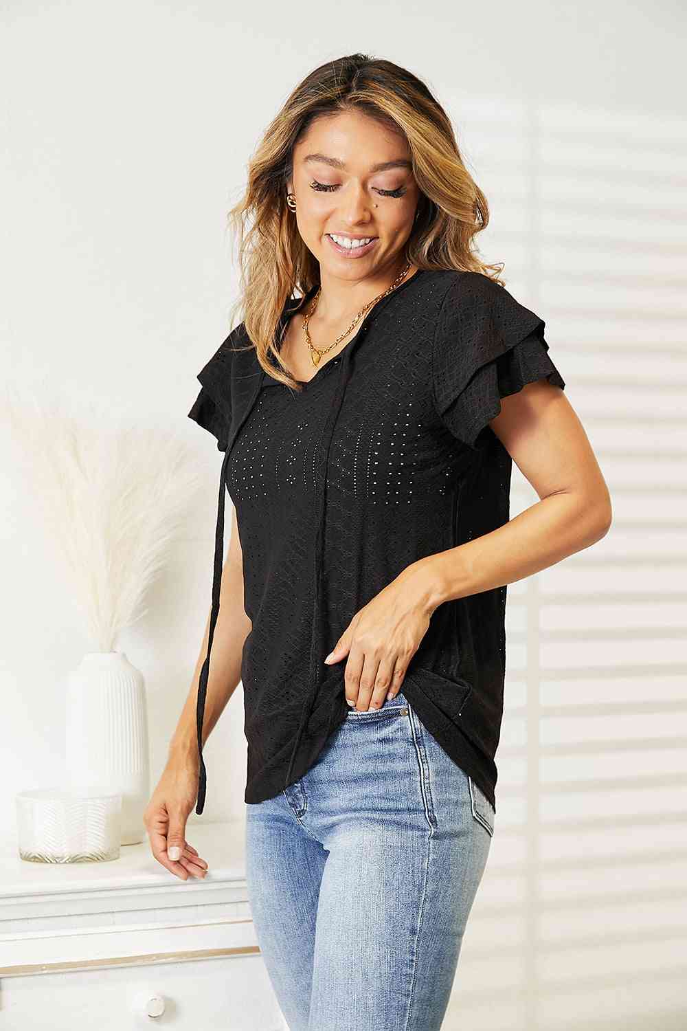 Blusa Premium Eyelet Tie-Neck – Elegancia y Feminidad en Cada Detalle