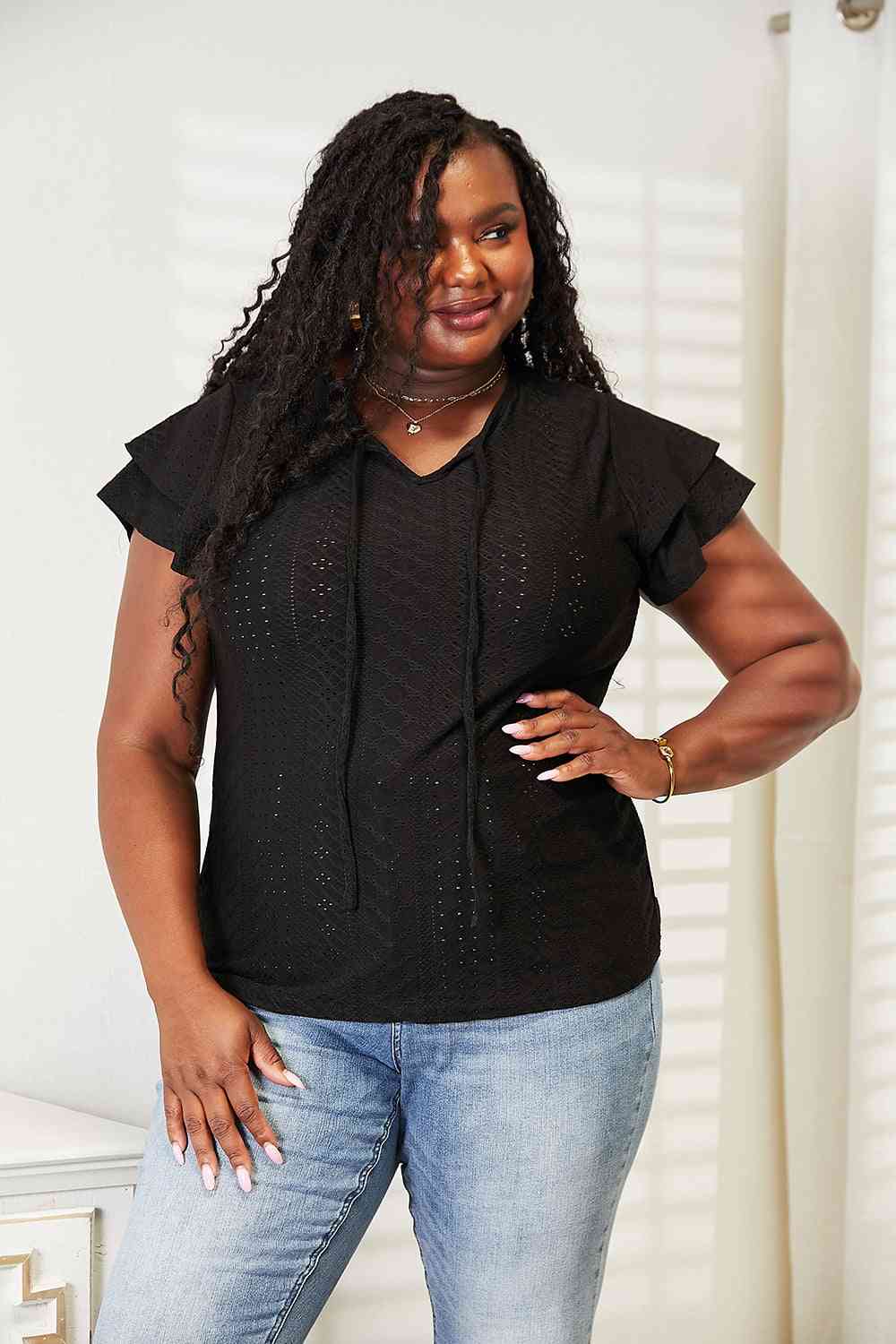 Blusa Premium Eyelet Tie-Neck – Elegancia y Feminidad en Cada Detalle