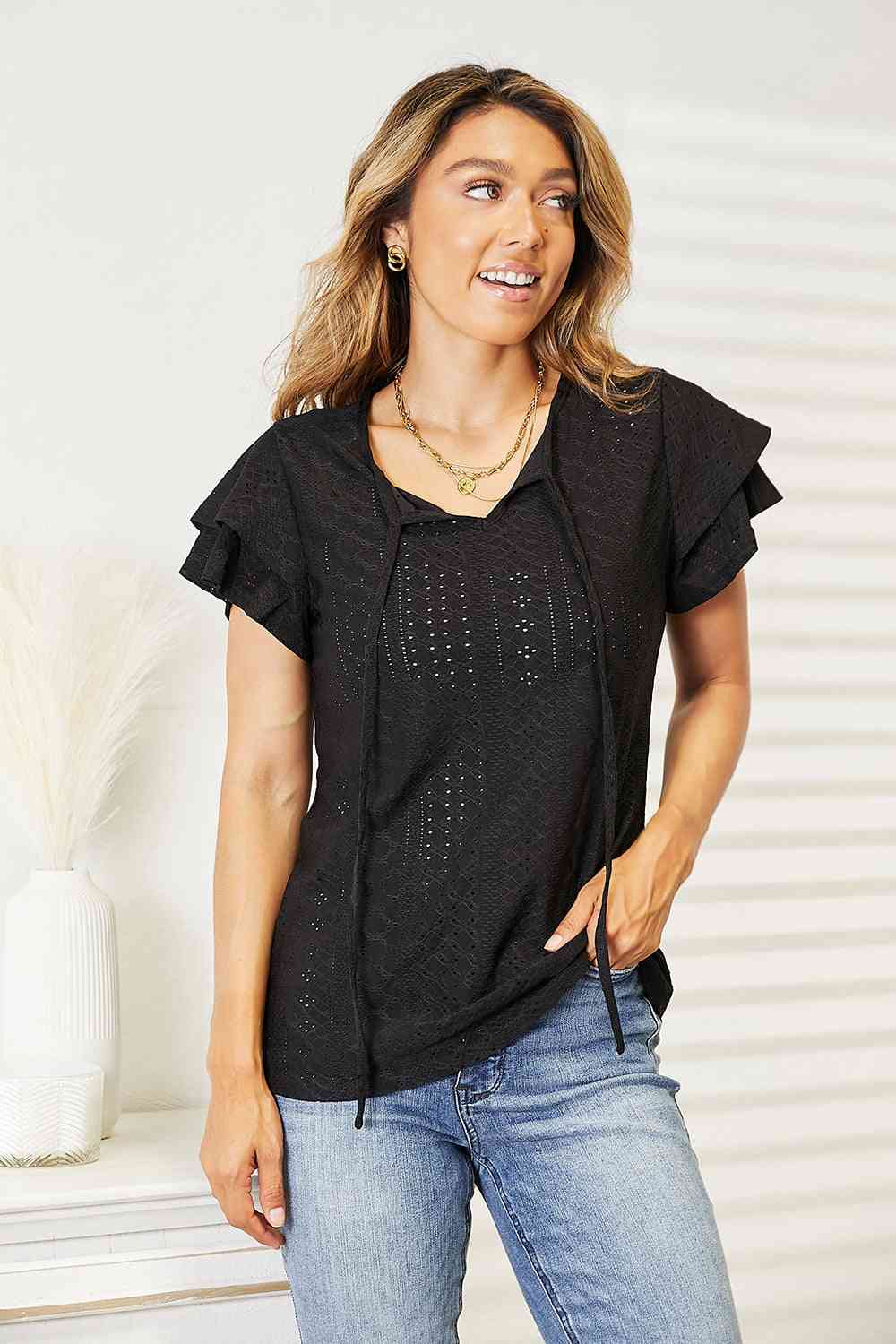 Blusa Premium Eyelet Tie-Neck – Elegancia y Feminidad en Cada Detalle
