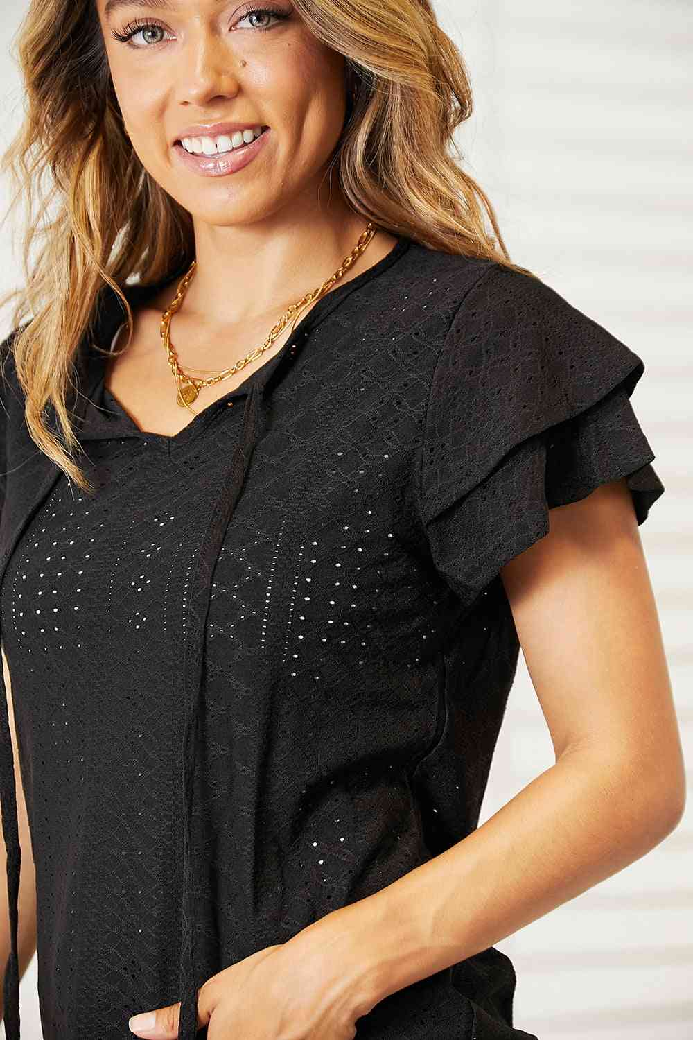 Blusa Premium Eyelet Tie-Neck – Elegancia y Feminidad en Cada Detalle