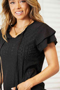 Blusa Premium Eyelet Tie-Neck – Elegancia y Feminidad en Cada Detalle